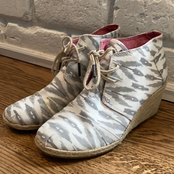 Toms Women’s 9.5 Us Ikat Desert Espadrille Wedge Bootie Gray White - Picture 2 of 7
